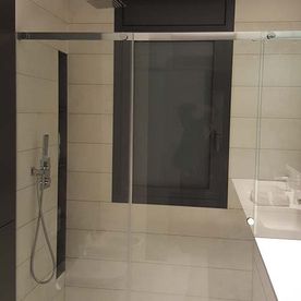 Deco-Vidre vivienda con baño moderno