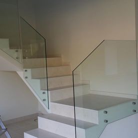 Deco-Vidre casa con barandilla de cristal