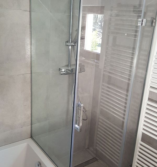 Deco-Vidre baño con mampara de vidrio